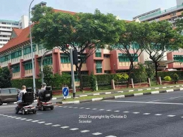 2 orang kakek bermobilitas dengan scooter, sambal mengobrol, menyeberangi jalan di Bedok, Singapore ..... melihat ini, rasa hatiku damai dan bahagia, hidup sejahtera di Singapore ..... Dokumentasi pribadi
