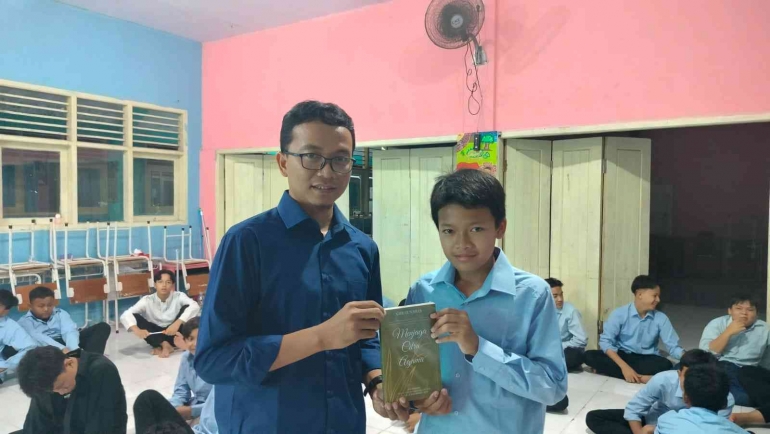 Saat mengisi silaturahmi literasi di pondok pesantren Al Qudwah Lebak Banten (dokumentasi pribadi)