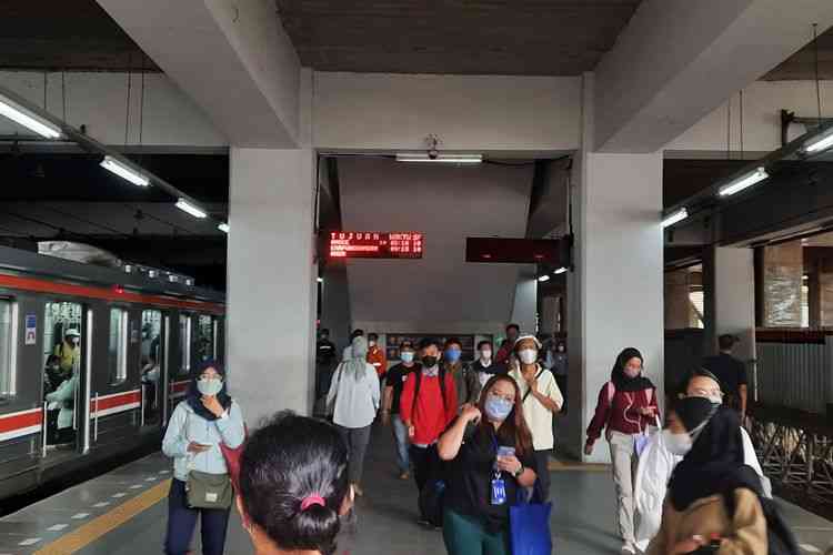 Kepadatan peron 6 dan 7 Stasiun Manggarai, Jakarta Selatan (KOMPAS.com/NIRMALA MAULANA ACHMAD)