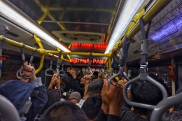 Situasi padatnya di dalam bus transjakarta (foto by widikurniawan)