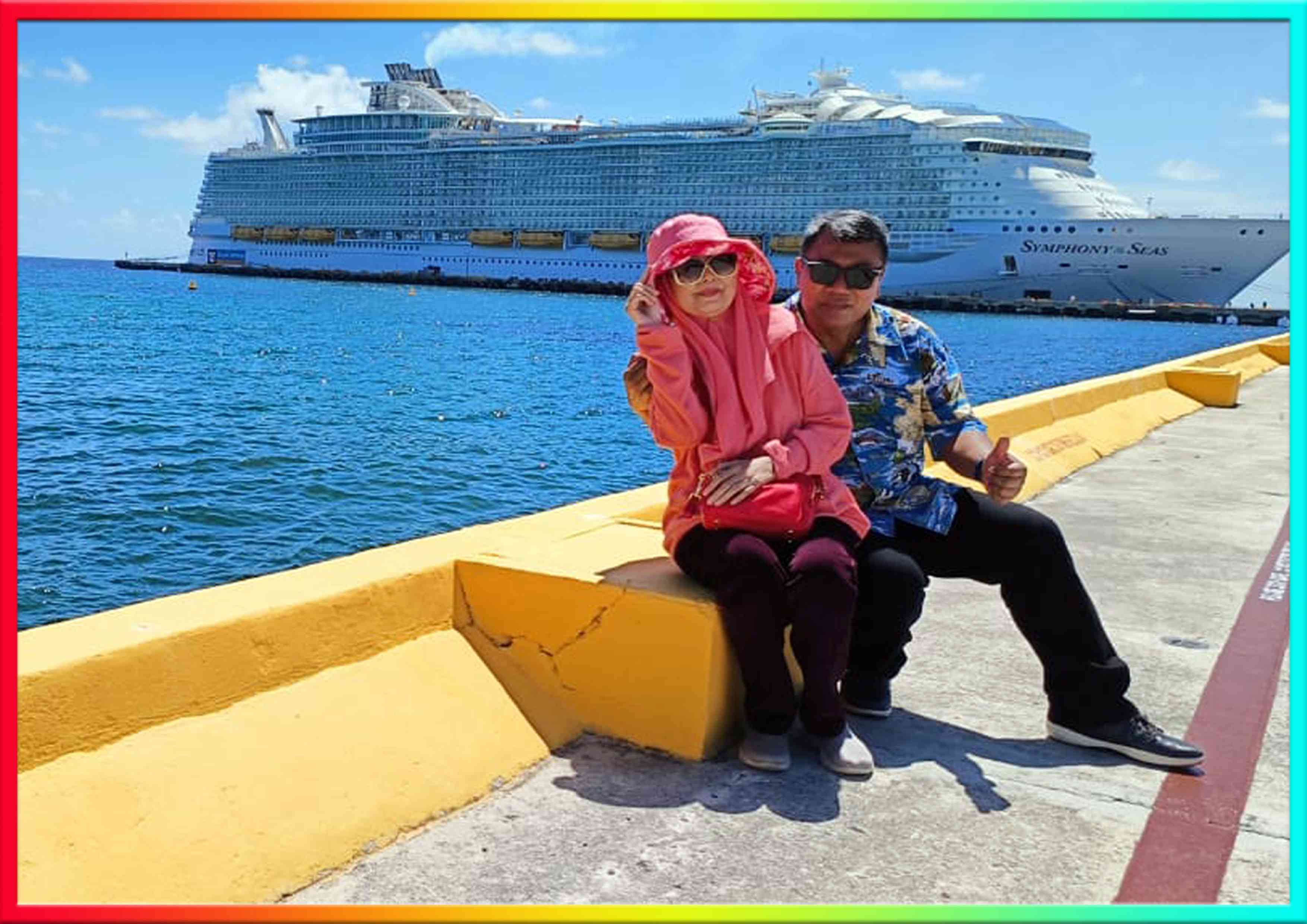 Berfose Dengan Latar Belakang Symphoy Of The Seas Cruise Di Costa Maya, Meksiko | Pribadi