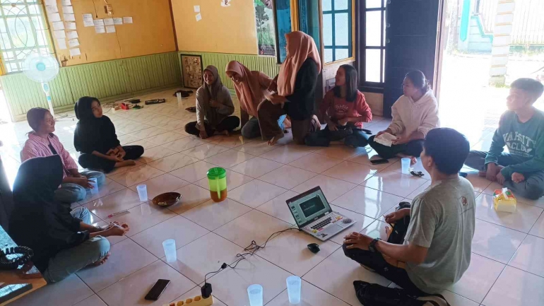 Saat saya berkesempatan berbagi indormasi kepada adik-adik kelompok muda binaan Yayasan Palung. (Foto: Ranti Naruri/Yayasan Palung).