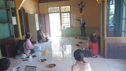 Saat Ranti Naruri menyampaikan kepada kelompok muda binaan Yayasan Palung. (Foto: Yayasan Palung). 