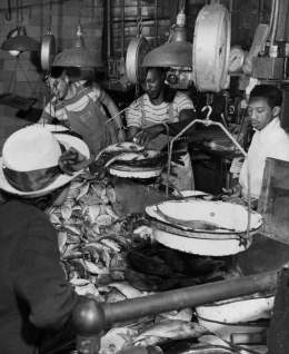 Para imigran melestarikan tradisi kuliner mereka yang kaya rasa di AS. Sumber: Lawrence Thornton/Getty Image/ancestry.com