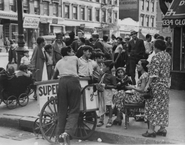 Kaum imigran Puerto Rico di AS banyak tinggal di Spanish Harlem dan bekerja di pabrik. Foto tahun 1955 di New York. Sumber: Getty Images/ancestry.com