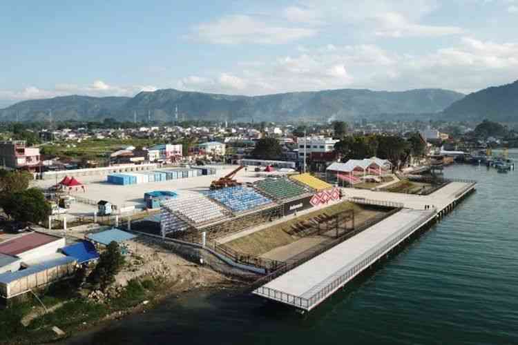 Venue F1H2O PowerBoat 2023 dengan latar belakang kota Balige, Toba (Foto: Kem. PUPR via kompas.com)