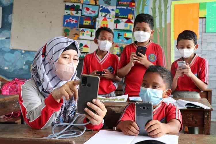 Penerapan teknologi pembelajaran pada Kurikulum Merdeka, sebagai refleksi menjadi bagian penting. (Sumber: Dok Tanoto Foundation via Kompas.com)