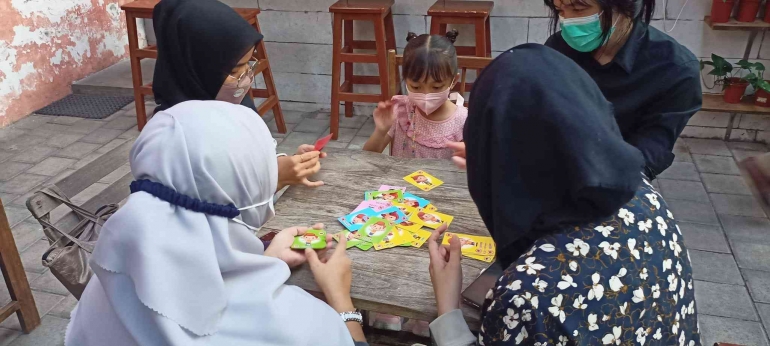 Kecerdasan Emosi Anak bisa diasah melalui bermain board game (foto pribadi)