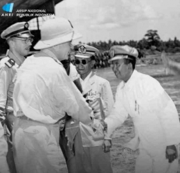 Van Mook berjabat tangan dengan Pimpinan Swapraja Bali pada Konferensi Denpasar. Desember 1946 Sumber: ANRI, NIGIS Bali No. 26