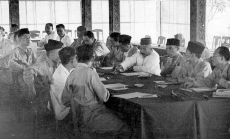 Pertemuan awal Konferensi Denpasar yang kemudian menyepakati didirikannya Negara Indonesia Timur. 7 Desember 1946. Sumber: ANRI, NIGIS Bali No. 9