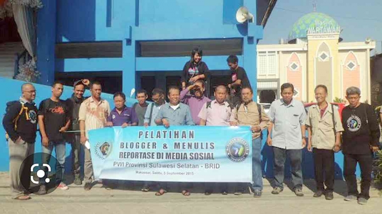 Usama Kadir (UKA) kelima dari kiri saat acara di kantor PWI Sulsel Jl Pettarani Makassar (foto dok Nur Terbit)
