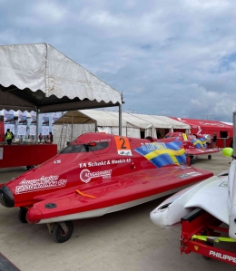 Katamaran (power boat) yang akan diturunkan dalam kejuaraan F1H2O Danau Toba, Muliaraja Napitupulu, Balige. Foto : Kenia Pakpahan, Fuselab.