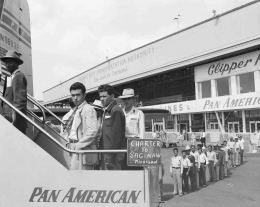 Imigran Puerto Rico di Bandara Isle Grande, San Juan, 1950. Mereka hendak berangkat ke AS. Sumber: https://www.history.com