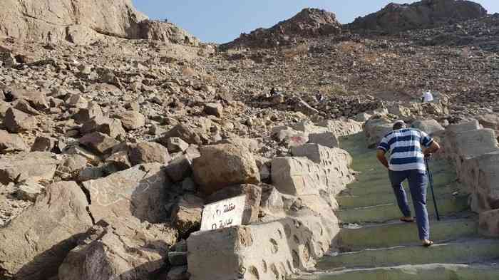 Jamaah yang ingin ke gua Hira harus menaiki Jabal Nur (Bukit Cahaya) setinggi 600 meter (foto: detiknews.com)