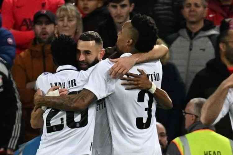 Karim Benzema, Vini Jr, dan Militao merayakan gol ke gawang Liverpool di leg pertama 16 besar Liga Champions: AFP/Paul Elis