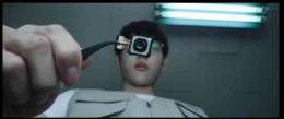 Junyoung memasang kamera di ponsel Nami/Netflix.com