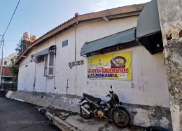 Spanduk Soto Gerabah Wakanda di dinding rumah Nh. Dini di kampung Sekayu, Semarang (dok.pribadi).