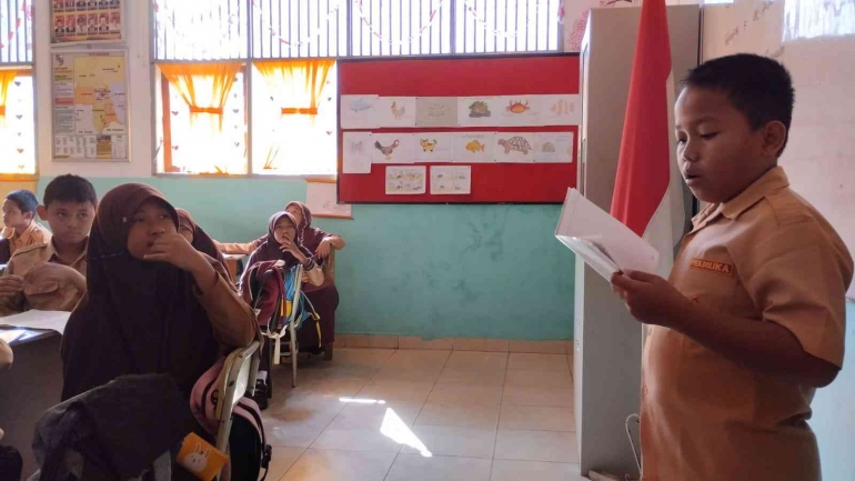 Proses pengumpulan materi literasi bisa saja bersumber dari ChatGPT sebagai sumber belajar yang terdiferensiasi. (Foto Akbar Pitopang)