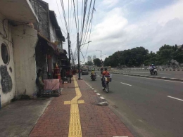 Jalan Tubagus Angke dan Vihara Kecil. (Foto: Dokumentasi Pribadi)