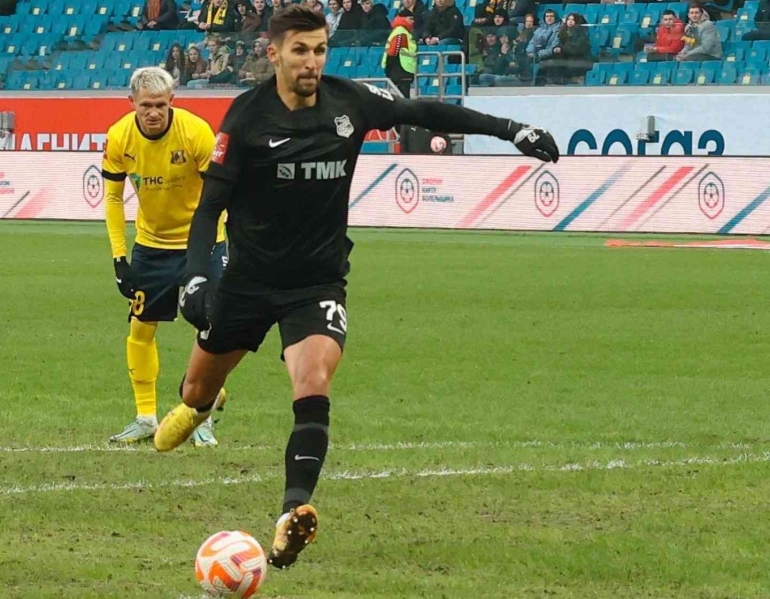 Aleksei Kashtanov berhasil mencetak gol pembuka lewat titik putih bagi FC Ural saat melawan FC Rostov (Foto: FC Ural)