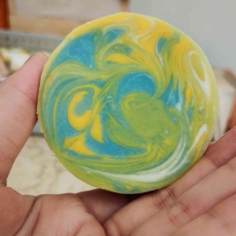 sabun dengan teknik swirling dan campur warna, foto dokumen pribadi