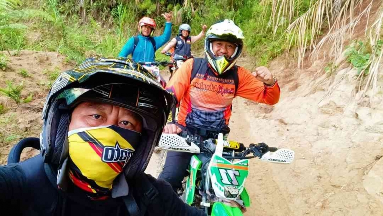 Pemda Tana Toraja mengendarai motor trail menuju Simbuang melaksanakan Musrembang. Sumber foto: Dok. Facebook Bernard Eli.