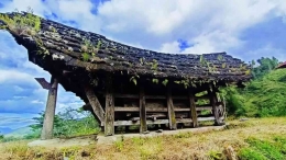 Salah satu rumah tongkonan usia ratusan tahun (rumah adat Toraja) di Simbuang. Sumber foto: Dok. Facebook Bernard Eli.