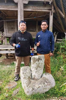 Bapak Bernard Eli (jaket hitam) bersama rekannya dari Dinas Pariwisata Kabupaten Tana Toraja. Sumber foto: Dok. Facebook Bernard Eli.