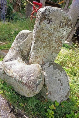 Batu alu. Salah satu situs megalitikum yang disakralkan di Simbuang. Sumber foto: Dok. Facebook Bernard Eli.