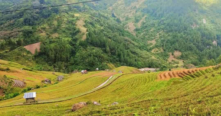 Memasuki Simbuang, perjalanan akan dimanjakan dengan persawahan tadah hujan di lereng-lereng perbukitan. Sumber foto: Dok. Facebook Bernard Eli.