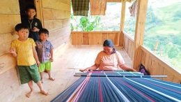 Selain bertani, menenun adalah pekerjaan sampingan masyarakat Simbuang. Sumber foto: Dok. Facebook Bernard Eli.