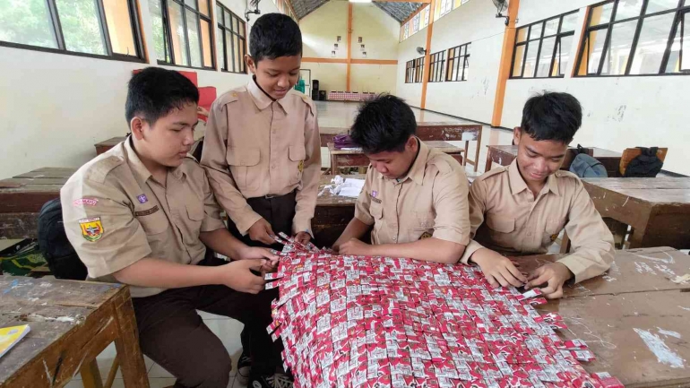 Murid sedang membuat tikar dari bekas kopi (Dok. Didno)