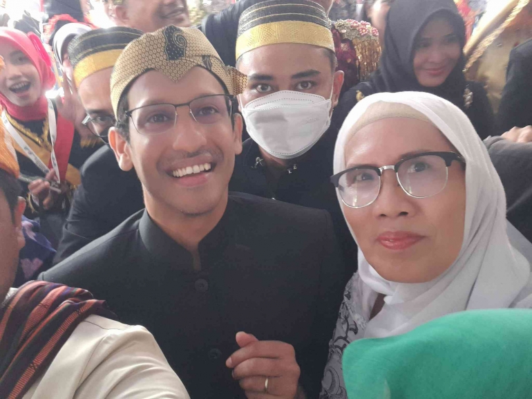 Nadiem Makarim bersama guru SD-nya ibu Betti /dokpri