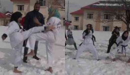 Para siswi dari sebuah akademi seni bela diri Jammu dan Kashmir sedang berlatih di atas salju tanpa sepatu. | Sumber: seethepeople.tv