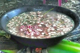 Ilustrasi masakan daging berkuah dalam tacu besar. Gambar: dokumentasi pribadi Imanuel Lopis 