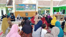 Salah satu kegiatan parenting yang berkolaborasi dengan Mahasiswa KKN 2023 terkait tema stunting dan mendidik anak (dokpri)