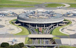 Terminal 1, Charles de Gaulle Airport. Sumber: www.en.parisinfo.com