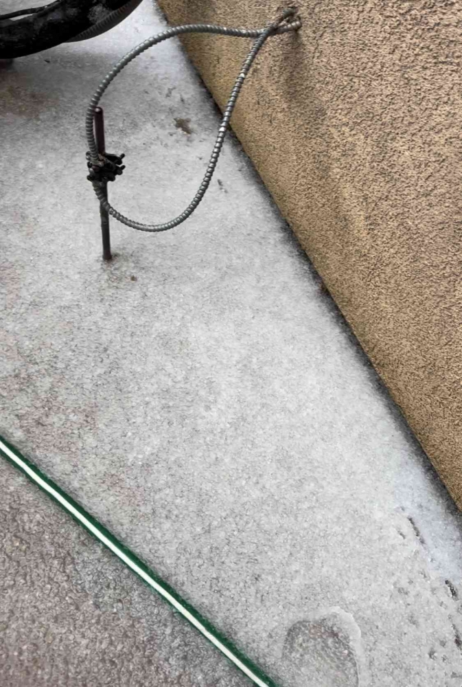 Lapisan es di atas permukaan tanah di pekarangan rumah. Dokpri. 