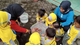 Salah satu kegiatan pembelajaran terhadap binatang air bagi anak usia dini (dokpri)
