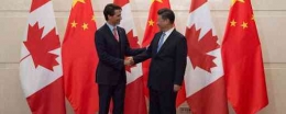 Presiden China Xi Jinping (kanan) bersalaman sama Perdana Menteri Kanada Justin Trudeau di Beijing. | Sumber: Adrian Wyld/The Canadian Press