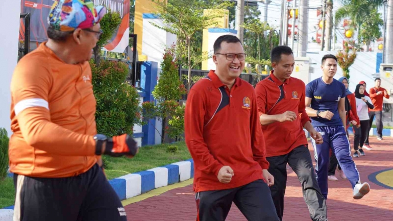 Kasubbag TU Pandu Banyuaji (baju oranye, kiri) ikut senam bersama ASN dan PPNPN (dok Humas Imigrasi Pamekasan)