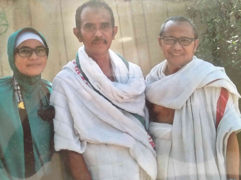 Foto kenangan setelah wukuf di Padang Arafah pada musim haji 1437 H, atau 2016 M, bersama istri dan KH.Imam Chambali, Pimpinan KBIH Bryan Makkah Surabaya (foto: dokpri)