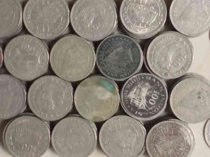 Lebih dari 100 keping koin Rp100 bekas pakai, ada yang kotor, ada yang agak bersih (Dokpri)