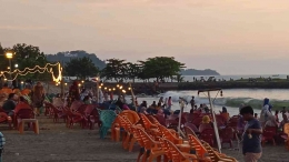 Kedai makan di sepanjang Pantai Muaro Lasak Padang, Dokpri