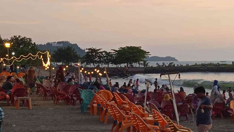 Kedai makan di sepanjang Pantai Muaro Lasak Padang, Dokpri