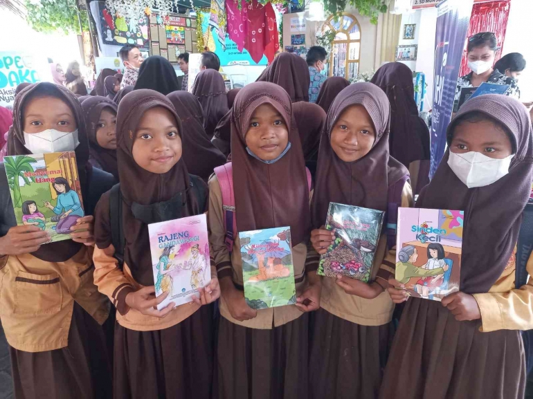 (gambar peserta didik kelas 6 SD Negeri 1 Patalan, saat kunjungan di festival literasi sekolah dan melihat pertunjukan wayang Dalang cilik, Dok. pribadi)     