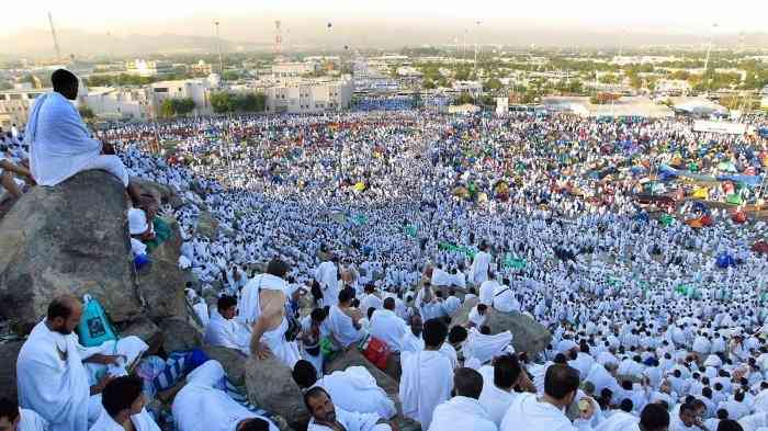 Suasana wukuf di Arafah pada tanggal 9 Dzulhijjah (foto: tribunjabar.com)
