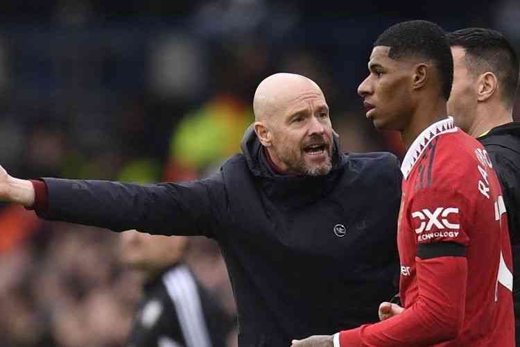 Erik Ten Hag memberikan instruksi ke Marcus Rashford. Foto: AFP/Oli Scarff via Kompas.com