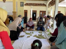 Mahasiswa KKN UNS dan Ibu-ibu KWT serta PKK membuat motif di atas kain primis (16/2)