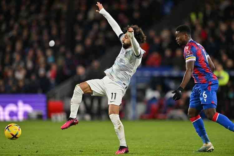 Mohamed Salah beraksi melawan Crystal Palace tanpa gol (Foto AFP/Glyn Kirk via Kompas.com).  